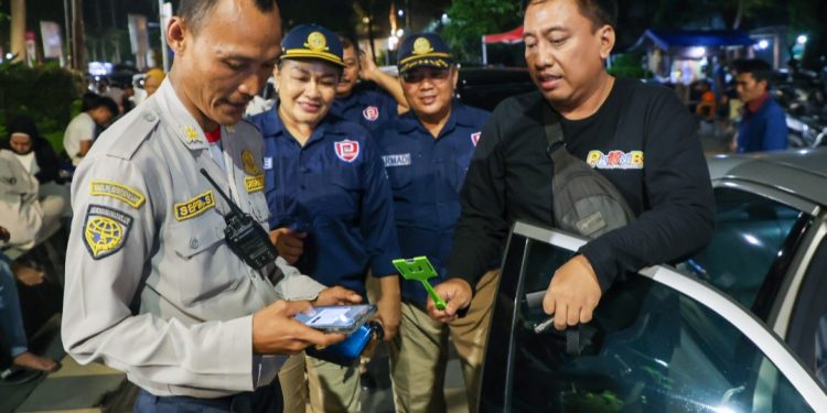 Dishub Surabaya telah memberlakukan voucher parkir baik di tepi jalan umum (TJU) dan tempat khusus parkir lainnya yang dikelola oleh Pemkot Surabaya. 