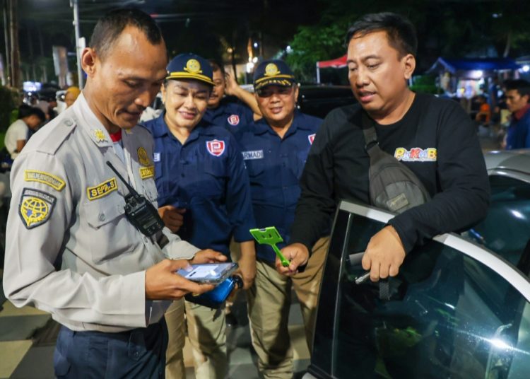 Dishub Surabaya telah memberlakukan voucher parkir baik di tepi jalan umum (TJU) dan tempat khusus parkir lainnya yang dikelola oleh Pemkot Surabaya. 