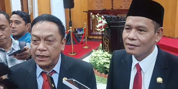Sekretaris Komisi A Anas Karno dan Ketua DPRD Surabaya Syaifuddin Zuhri