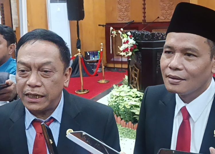 Sekretaris Komisi A Anas Karno dan Ketua DPRD Surabaya Syaifuddin Zuhri
