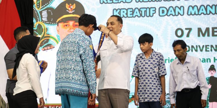 Pemkot Surabaya menggelar wisuda untuk anak dan orang tua yang sudah menyelesaikan Kelas Remaja dan Orang Tua Tangguh, Kreatif dan Mandiri (Kemangi) lulusan 2025