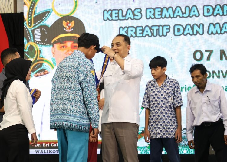 Pemkot Surabaya menggelar wisuda untuk anak dan orang tua yang sudah menyelesaikan Kelas Remaja dan Orang Tua Tangguh, Kreatif dan Mandiri (Kemangi) lulusan 2025