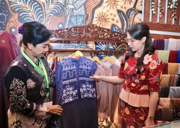 Ketua Dekranasda Provinsi Jawa Timur, Arumi Bachsin di sela membuka Batik Bordir & Aksesoris Fair (BBA Fair) 2026 di Exhibition Hall Grand City Mall Surabaya.