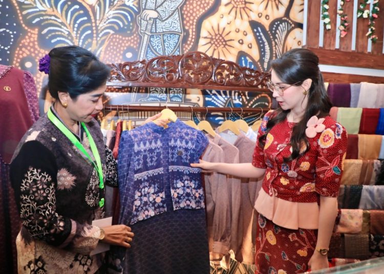 Ketua Dekranasda Provinsi Jawa Timur, Arumi Bachsin di sela membuka Batik Bordir & Aksesoris Fair (BBA Fair) 2026 di Exhibition Hall Grand City Mall Surabaya.