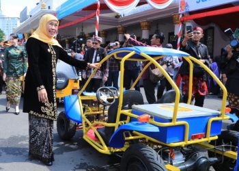 Salah satu kendaraan listrik yang dipamerkan pada peringatan Hari Pendidikan Nasional (Hardiknas) 2026 di Gedung Negara Grahadi Surabaya. 