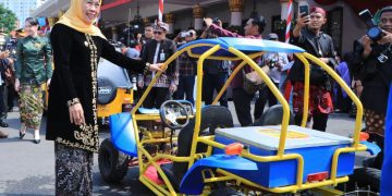 Salah satu kendaraan listrik yang dipamerkan pada peringatan Hari Pendidikan Nasional (Hardiknas) 2026 di Gedung Negara Grahadi Surabaya. 
