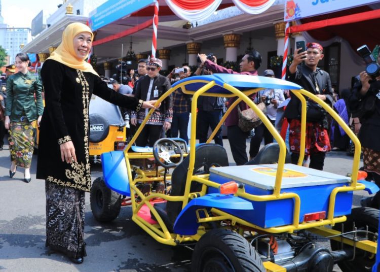 Salah satu kendaraan listrik yang dipamerkan pada peringatan Hari Pendidikan Nasional (Hardiknas) 2026 di Gedung Negara Grahadi Surabaya. 