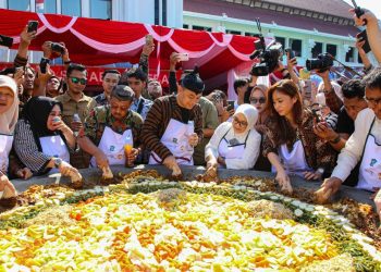 Festival Rujak Uleg menjadi salah satu event HJKS yang selalu menarik kunjungan wisatawan.