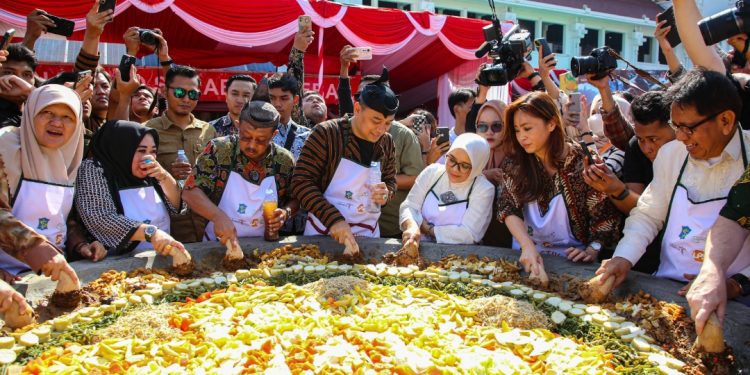 Festival Rujak Uleg menjadi salah satu event HJKS yang selalu menarik kunjungan wisatawan.