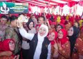 Gubernur Khofifah di sela penyaluran Bagi Hasil Cukai Hasil Tembakau  ke Pekerja Pabrik Sampoerna Rungkut II.