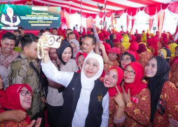 Gubernur Khofifah di sela penyaluran Bagi Hasil Cukai Hasil Tembakau  ke Pekerja Pabrik Sampoerna Rungkut II.