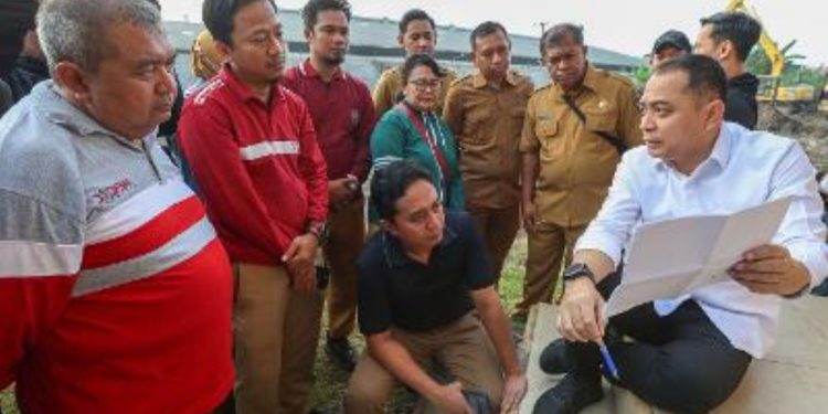 Wali Kota Surabaya Eri Cahyadi saat sidak di proyek pembangunan Bozem Jalan Tanjungsari.