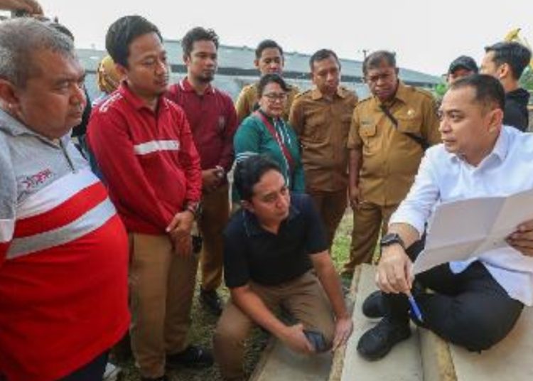 Wali Kota Surabaya Eri Cahyadi saat sidak di proyek pembangunan Bozem Jalan Tanjungsari.