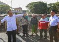 Wali Kota Surabaya Eri Cahyadi saat inspeksi proyek Jalan Kali Tebu.