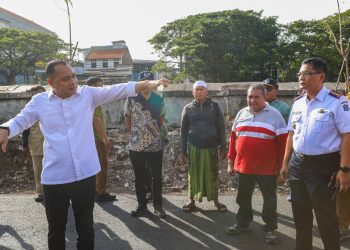 Wali Kota Surabaya Eri Cahyadi saat inspeksi proyek Jalan Kali Tebu.