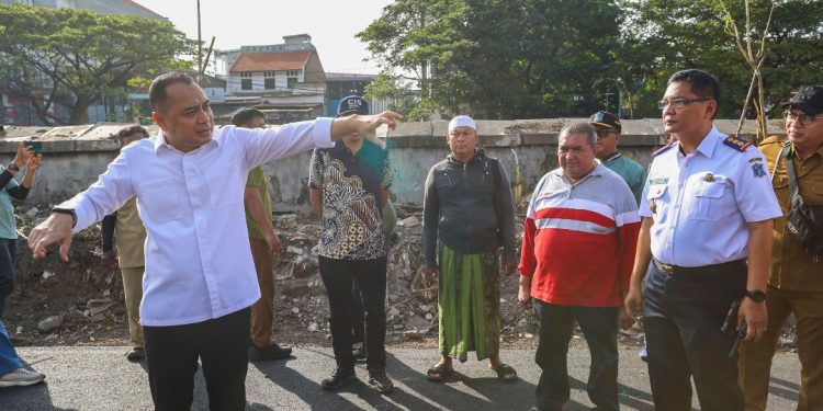 Wali Kota Surabaya Eri Cahyadi saat inspeksi proyek Jalan Kali Tebu.