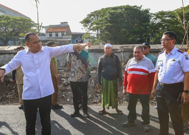 Wali Kota Surabaya Eri Cahyadi saat inspeksi proyek Jalan Kali Tebu.