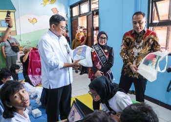Wali Kota Surabaya, Eri Cahyadi di sela meresmikan PAUD negeri yang berpusat di TK Negeri Inklusi Seruni Sonokwijenan, Kecamatan Sukomanunggal.