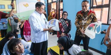 Wali Kota Surabaya, Eri Cahyadi di sela meresmikan PAUD negeri yang berpusat di TK Negeri Inklusi Seruni Sonokwijenan, Kecamatan Sukomanunggal.