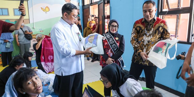 Wali Kota Surabaya, Eri Cahyadi di sela meresmikan PAUD negeri yang berpusat di TK Negeri Inklusi Seruni Sonokwijenan, Kecamatan Sukomanunggal.