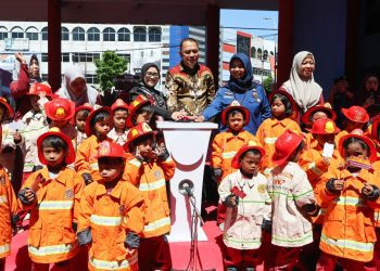 Wali Kota Surabaya Eri Cahyadi di sela meresmikan wisata edukasi pemadam cilik (Wisdamcil) Rumah Om Firman (Fireman) di kantor Dinas Pemadam Kebakaran dan Penyelamatan.