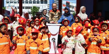 Wali Kota Surabaya Eri Cahyadi di sela meresmikan wisata edukasi pemadam cilik (Wisdamcil) Rumah Om Firman (Fireman) di kantor Dinas Pemadam Kebakaran dan Penyelamatan.