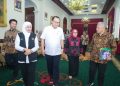 Gubernur Khofifah saat menerima audiensi Kepala Badan Riset dan Inovasi Nasional (BRIN) Arif Satria di Gedung Negara Grahadi