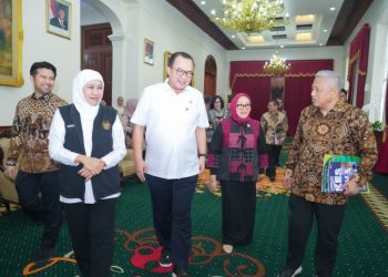 Gubernur Khofifah saat menerima audiensi Kepala Badan Riset dan Inovasi Nasional (BRIN) Arif Satria di Gedung Negara Grahadi