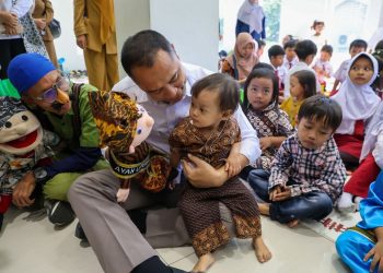 Wali Kota Surabaya Eri Cahyadi  saat menghadiri kegiatan CERIA (Cerita Ayah Eri dan Bunda Rini itu Asyik), di Sekolah Tinggi Ilmu Ekonomi Indonesia.