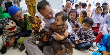 Wali Kota Surabaya Eri Cahyadi  saat menghadiri kegiatan CERIA (Cerita Ayah Eri dan Bunda Rini itu Asyik), di Sekolah Tinggi Ilmu Ekonomi Indonesia.