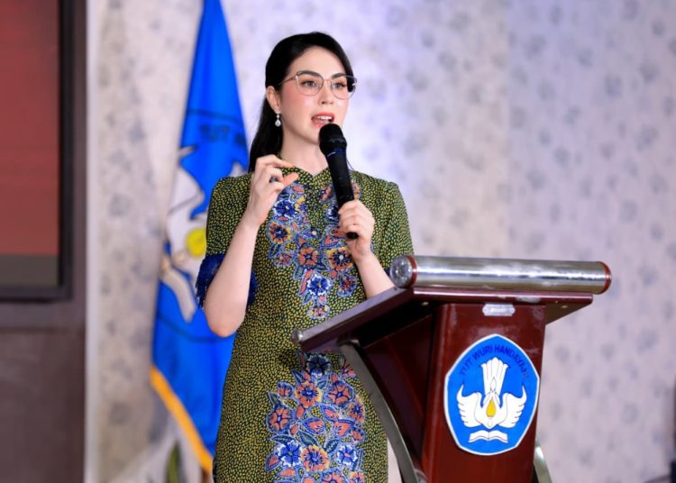 Bunda Literasi Provinsi Jatim Arumi Bachsin