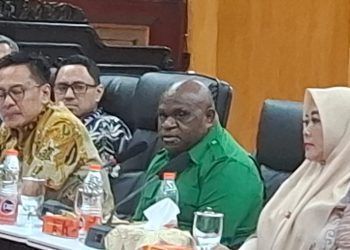 Menteri Hak Asasi Manusia (HAM) Natalius Pigai saat rapat dengar pendapat di DPRD Surabaya.