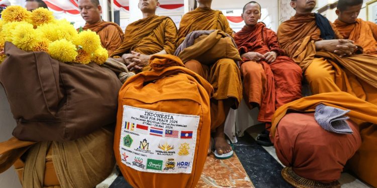 Bhikkhu peserta Indonesia Walk for Peace (IWPF) 2026 di Lobby Balai Kota Surabaya.
