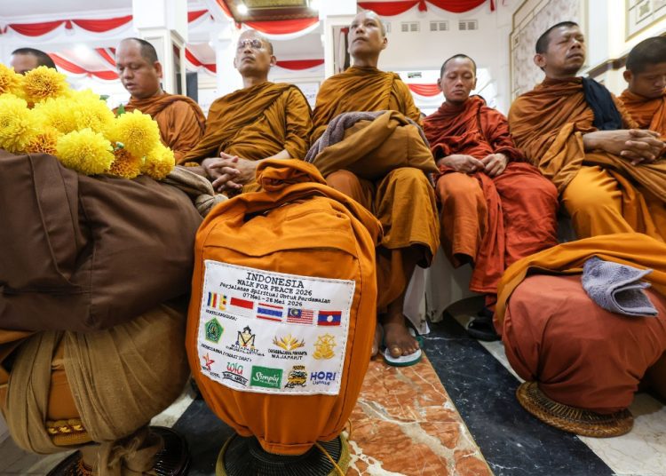 Bhikkhu peserta Indonesia Walk for Peace (IWPF) 2026 di Lobby Balai Kota Surabaya.