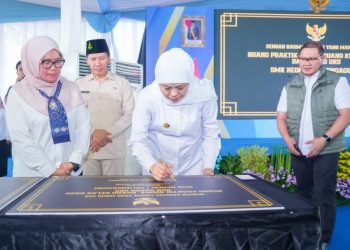 Gubernur Khofifah Indar Parawansa meresmikan rehabilitasi dan revitalisasi SMA, SMK dan SLB negeri swasta wilayah Kabupaten Tulungagung, Kabupaten Trenggalek, dan Kabupaten Pacitan, yang dipusatkan di SMKN 1 Tulungagung.