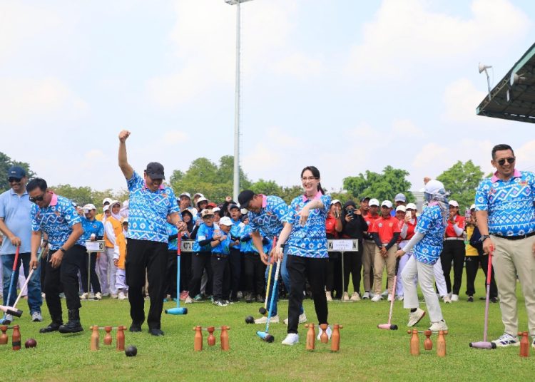 Ketua Umum Perwosi Jawa Timur Arumi Bachsin  saat menghadiri pembukaan Piala Gubernur Jatim Open Woodball 2026 di Stadion Jenggolo Sidoarjo.