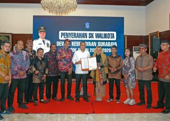 Penyerahan Surat Keputusan Dewan Kebudayaan Surabaya periode 2026-2029 bertempat rumah dinas wali ta Surabaya