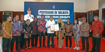 Penyerahan Surat Keputusan Dewan Kebudayaan Surabaya periode 2026-2029 bertempat rumah dinas wali ta Surabaya