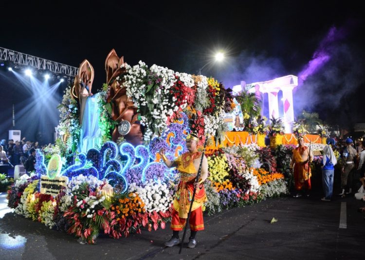 Salah satu penampilan peserta Surabaya Vaganza yang berlangsung tadi malam.