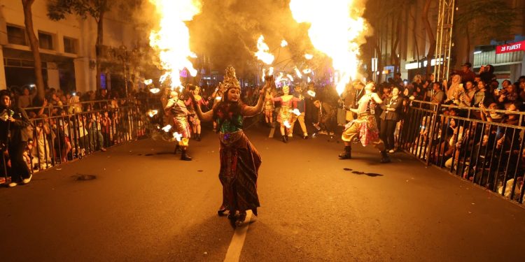 Kemeriahan Surabaya Vaganza yang berlangsung mulai Tugu Pahlawan sampai monumen Bambu Runcing.