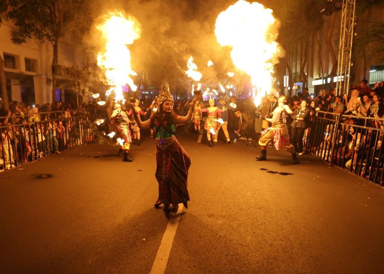 Kemeriahan Surabaya Vaganza yang berlangsung mulai Tugu Pahlawan sampai monumen Bambu Runcing.