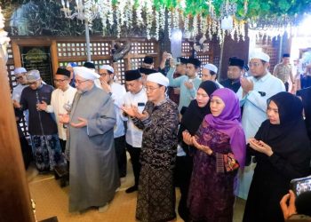 Al Sheikh Al Sayid Afeefuddin Al-Jailani saat di Pondok Pesantren Zainul Hasan Gonggeng, Kabupaten Probolinggo.