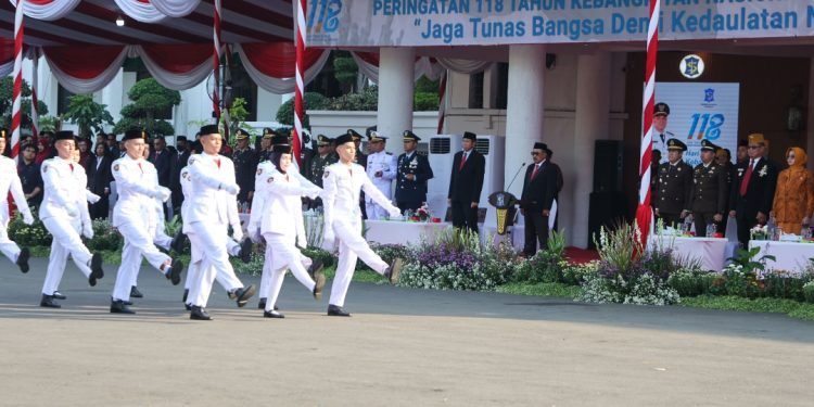 Upacara memperingati Hari Kebangkitan Nasional ke-118 di Taman Surya, halaman Balai Kota Surabaya.