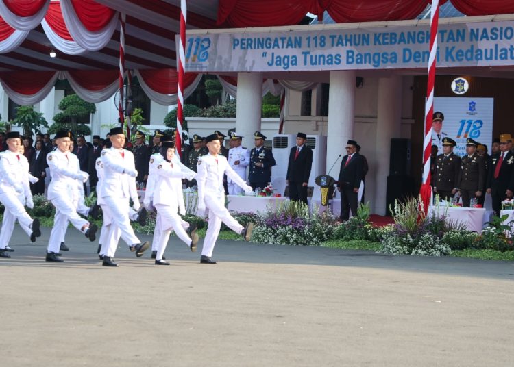 Upacara memperingati Hari Kebangkitan Nasional ke-118 di Taman Surya, halaman Balai Kota Surabaya.
