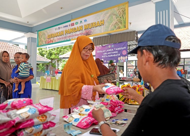 Gerakan Pasar Murah di kantor Kelurahan Lidah Wetan, Kecamatan Lakarsantri.