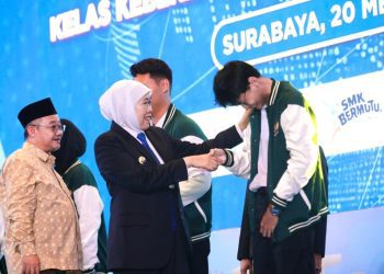 Gubernur Jawa Timur Khofifah Indar Parawansa bersama Menteri Pendidikan Dasar dan Menengah Abdul Mu'ti melepas 3.600 lulusan SMK dan Lembaga Kursus dan Pelatihan bekerja di luar negeri di Islamic Center Surabaya.