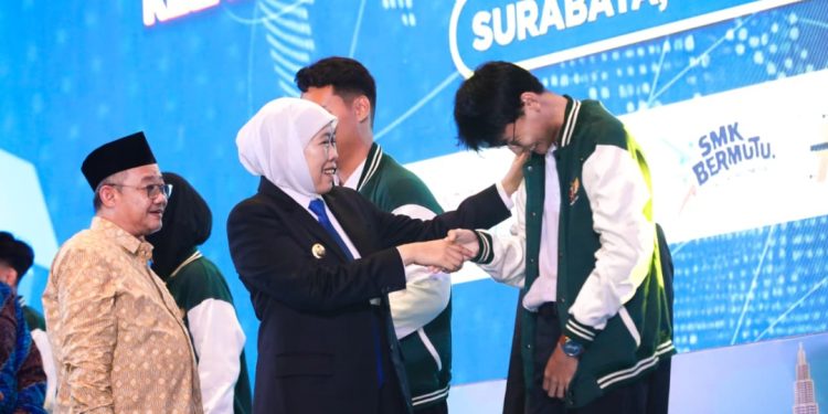 Gubernur Jawa Timur Khofifah Indar Parawansa bersama Menteri Pendidikan Dasar dan Menengah Abdul Mu'ti melepas 3.600 lulusan SMK dan Lembaga Kursus dan Pelatihan bekerja di luar negeri di Islamic Center Surabaya.