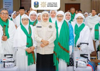 Gubernur Jawa Timur Khofifah Indar Parawansa secaramelepas kelompok terbang (kloter) 116 yang menjadi kloter terakhir jamaah haji Embarkasi Surabaya Tahun 1447 H/2026 M di Asrama Haji Sukolilo Surabaya