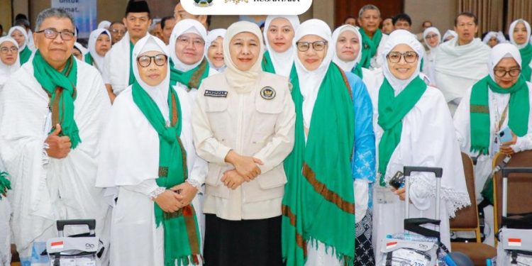 Gubernur Jawa Timur Khofifah Indar Parawansa secaramelepas kelompok terbang (kloter) 116 yang menjadi kloter terakhir jamaah haji Embarkasi Surabaya Tahun 1447 H/2026 M di Asrama Haji Sukolilo Surabaya