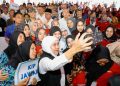 Gubernur Jawa Timur Khofifah Indar Parawansa  berswafoto di sela menyalurkan bantuan sosial dan tali asih senilai Rp 1,819 miliar untuk masyarakat Kota Kediri di Balai Kota Kediri.